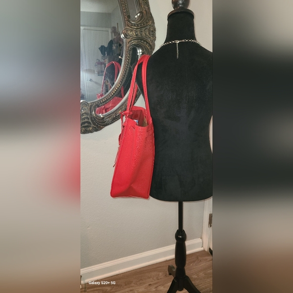 Elizabeth Arden red bag - Picture 3 of 5